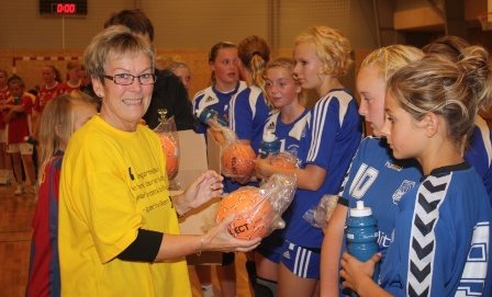 På billedet ses Sonja Boye fra Danske Bank, Ulstrup afdeling ved, præmieoverrækkelsen Danske Bank Cup 2010